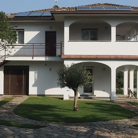 Alojamento de Acomodação e Pequeno-almoço Le Farfalle 3*